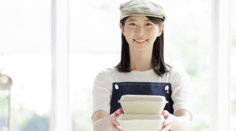 お弁当を持つ女性
