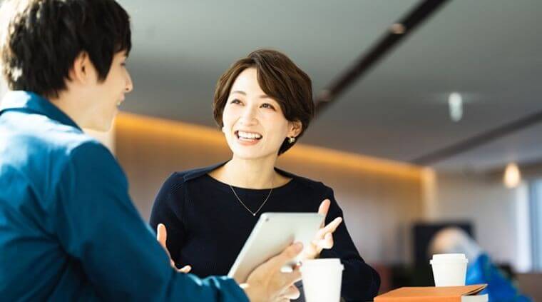 会話をする男性と女性