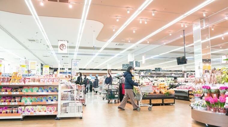 スーパーで買い物をする写真